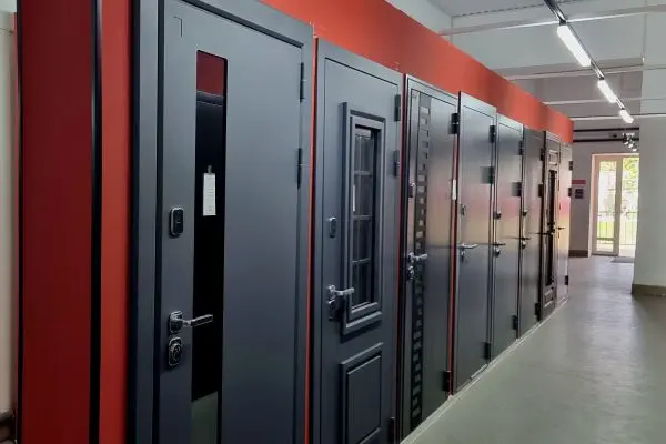 Выгодно: покупая двери в нашем салоне, вы не переплачиваете, так как у нас цены от заводов производителей